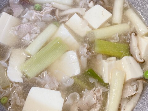 白ネギ、きのこ、豆腐とウェイパーのスープ